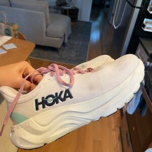 Hoka Arahi 8 in Cream - size 7 wide